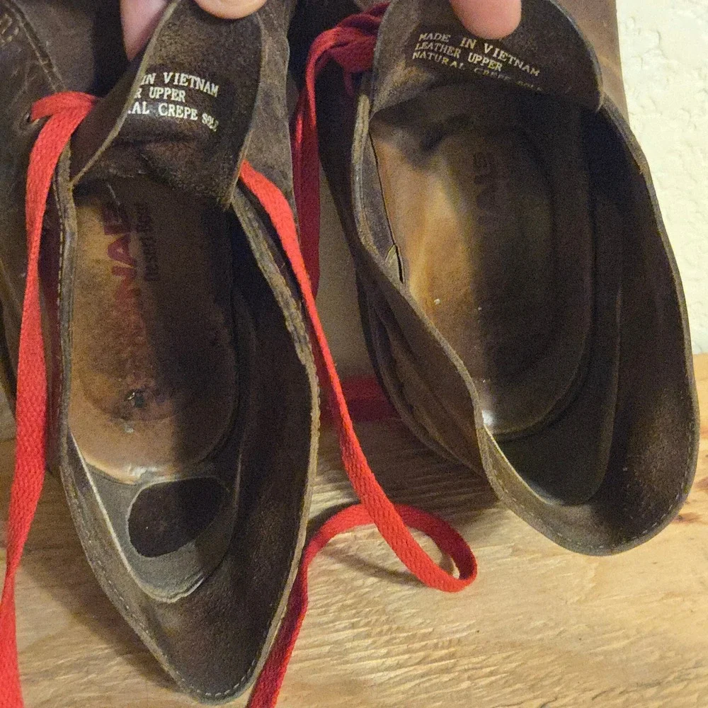 CLARKS Desert Boot Sz 10 Mens Brown Leather Crepe Sole Red Laces Fair Distressed